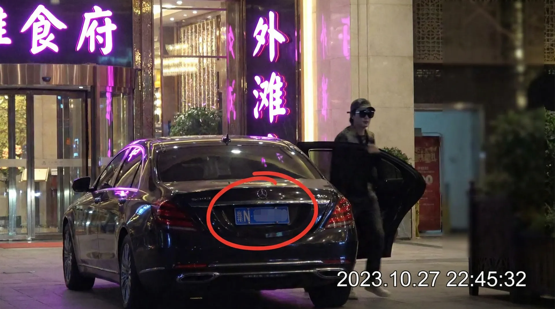 暗网禁区_暗网热点_暗网最新资讯_暗网禁区官网入口 - 豪车餐厅外偷拍